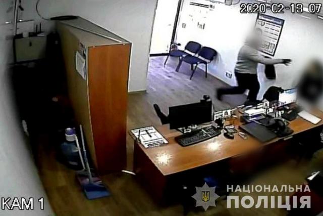 На Дніпропетровщині за розбійний напад на працівницю кредитної установи правоохоронці впродовж години затримали чоловіка