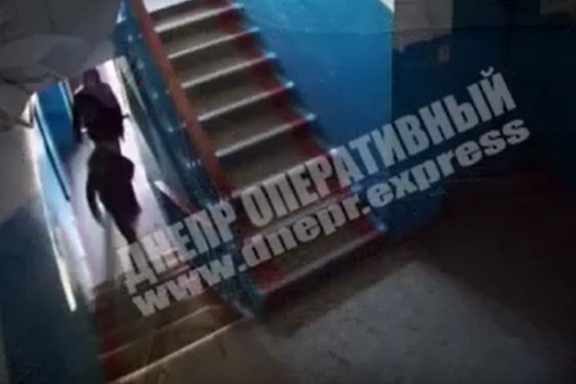 В Днепре негодяй сбил с ног ребенка и отобрал телефон