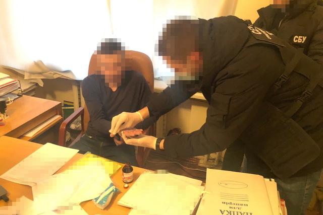 На Дніпропетровщині чиновник вимагав 1000 доларів за реєстрацію нерухомості