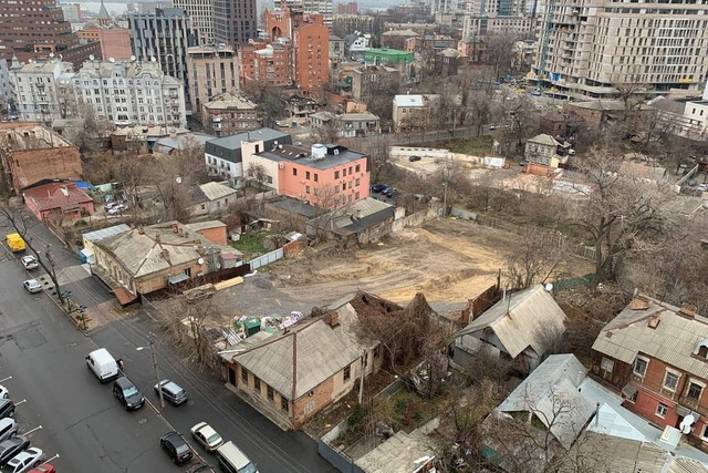 На улице Исполкомовской кипит большая стройка