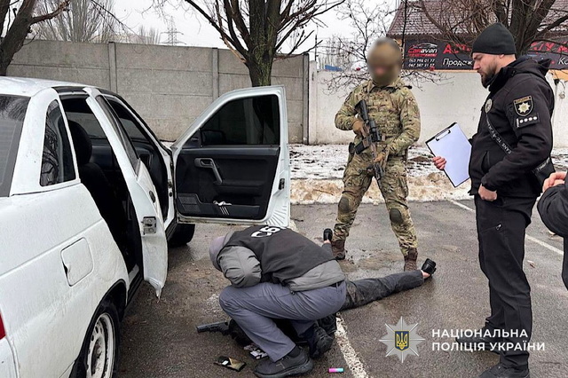 Затримали дніпрянина, який намагався продати автомат Калашнікова