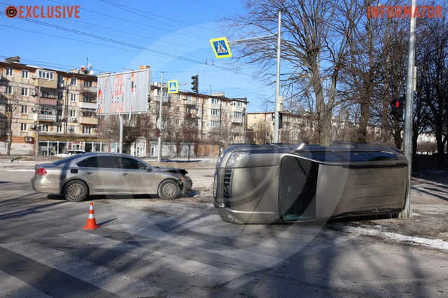 В Днепре на Поля Toyota перевернулась после столкновения с Volkswagen