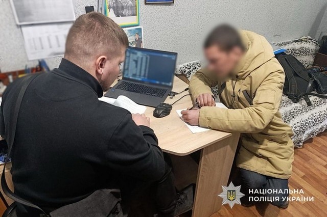 На Дніпропетровщині поліцейські оперативно розшукали грабіжника, який вдарив та пограбував перехожого