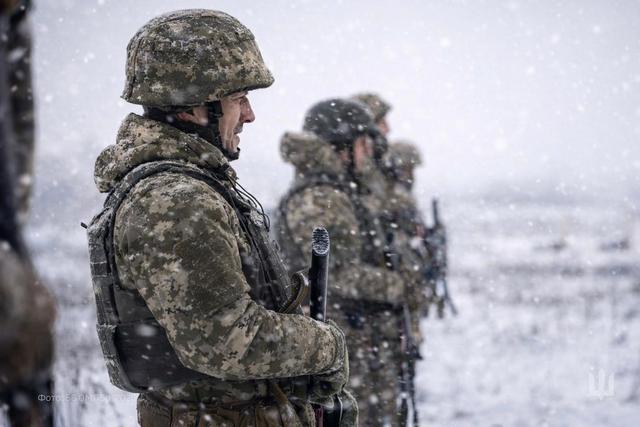 фото facebook.com/UALandForces Чоловіки віком 60+ років відтепер можуть проходити військову службу за контрактом, - указ