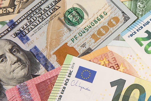 Что выгоднее - покупать или продавать доллары и евро: эксперты дали новые советы