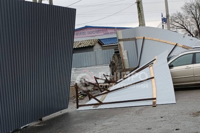Последствия сильного ветра в Днепре: поваленные заборы и деревья, разбитые автомобили и поврежденные светофоры