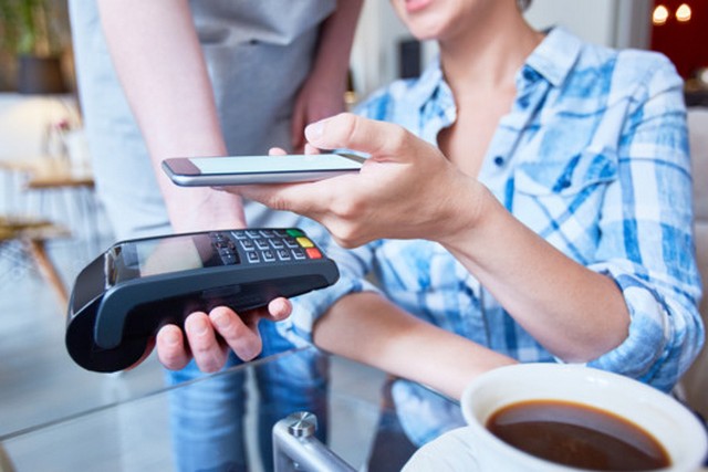 Украинцы увеличили объем безналичных операций на 10% в 2025 году