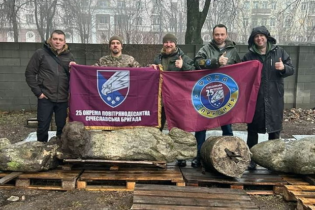 У Дніпро за допомогою військових доставили ще п'ять «кам'яних баб»