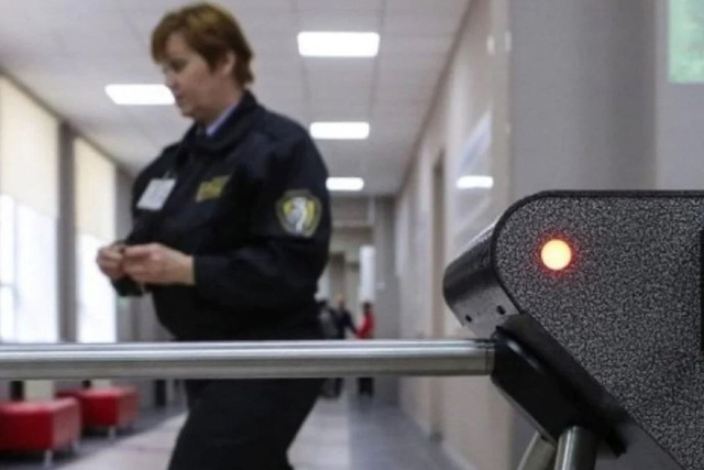 Камери, металодетектори та охорона: в школах Дніпра та області запровадять нові правила безпеки