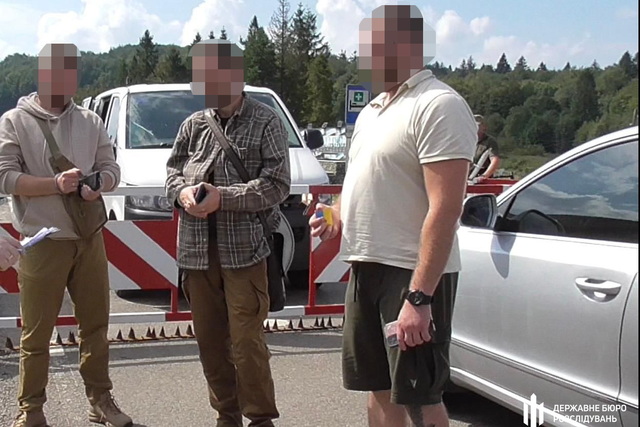 Работника Днепровского университета внутренних дел будут судить за организацию переправки мужчин через границу