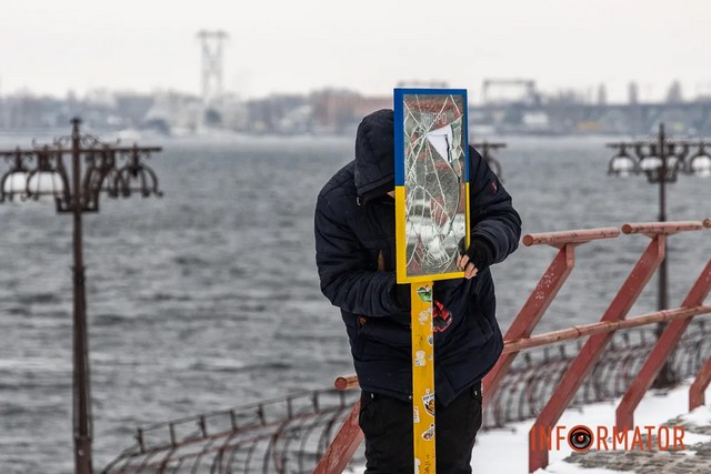 В Днепре на Фестивальном причале пытались заменить разбитое зеркало, которое открывали ко Дню города