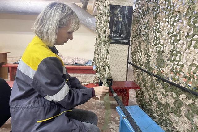 Енергетики Дніпра для фронту плетуть сітки та роблять свічки