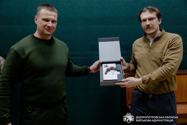 Глава ДнепрОВА Александр Ганжа наградил Героя Украины Дениса «Редиса» Прокопенко