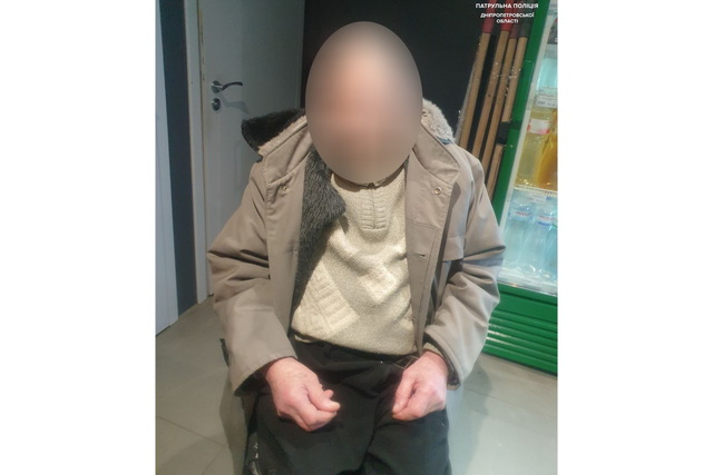 Днепровские патрульные помогли потерявшемуся пожилому мужчине