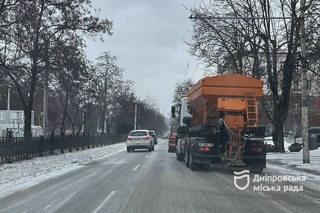 На дорогах Дніпра працює спецтехніка. Водіїв закликають пропускати комунальні машини!