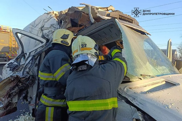 В Павлограде чрезвычайники деблокировали женщину из изуродованного в результате ДТП автомобиля