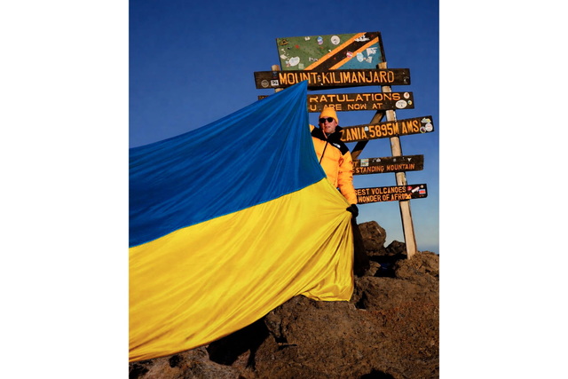 Дніпрянин встановив рекорд Гіннеса, розгорнувши найбільший український прапор на найвищій точці Африки