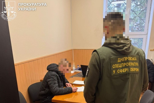 Чиновник Каменского РТЦК получил взятку от главы ВЛК, у которой ранее изъяли более 300 тысяч долларов США