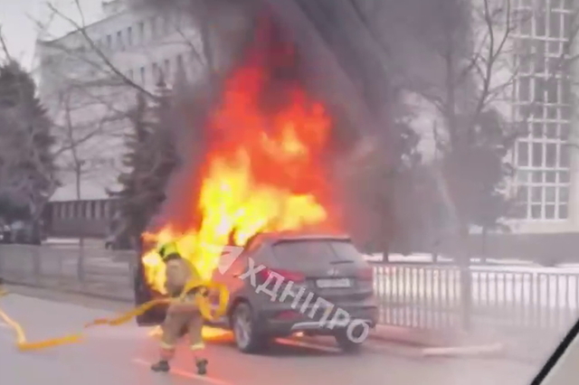 У Дніпрі на Слобожанському проспекті вогонь знищив авто