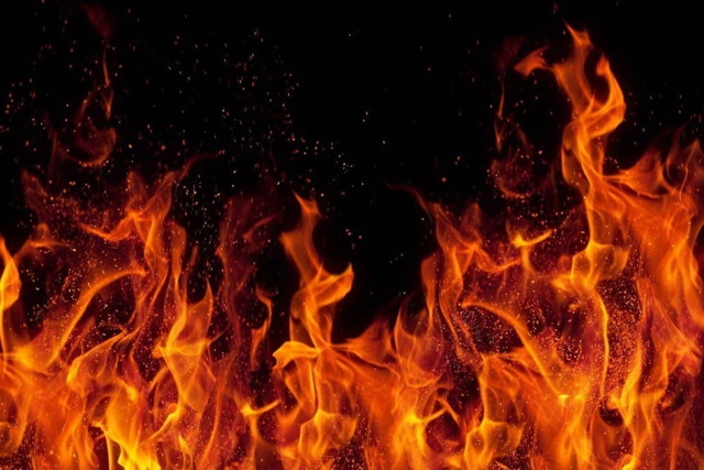 В Днепре на Янтарной горела многоэтажка: среди спасенных – ребенок