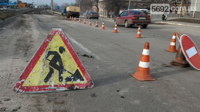 В Каменском начали ремонтировать дорогу на Новом мосту