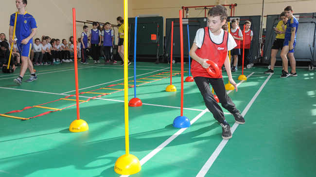 ИНТЕРПАЙП подарил спортинвентарь четырем школам Днепра