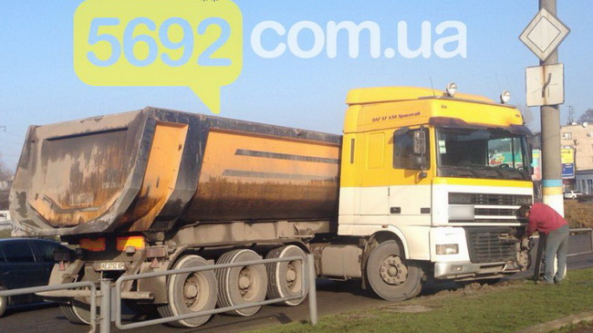 В Каменском фура врезалась в электроопору