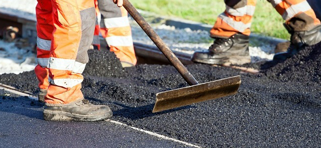 Экспериментальные технологии: дороги Днепра покрывают асфальтом с сеткой