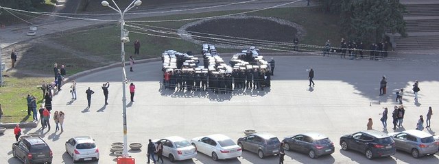 Фото, видео: Виктория Машкина, Роман Ивашинов В центре Днепра полицейские и спасатели провели масштабный флешмоб