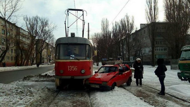 В Днепре на ул. Молодогвардейской легковой автомобиль врезался в трамвай