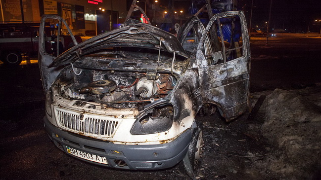 На парковке «Каравана» загорелась «ГАЗель» со спящим водителем внутри