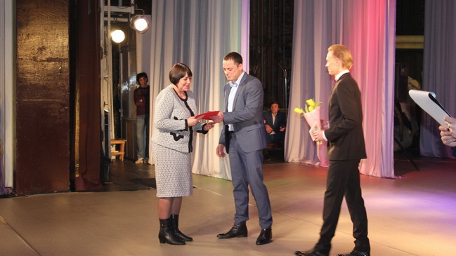 Женщин Каменского поздравили с наступающим праздником