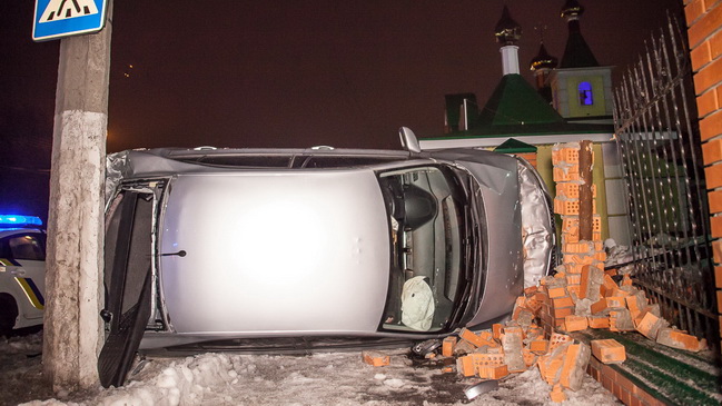 В Днепре Skoda влетела в забор храма и перевернулась