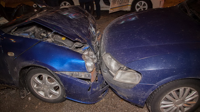 ДТП на проспекте Поля: от удара автомобиль такси выбросило на тротуар