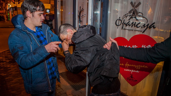 В центре Днепра мужчина кидался под колеса, чтобы расплатиться с долгами