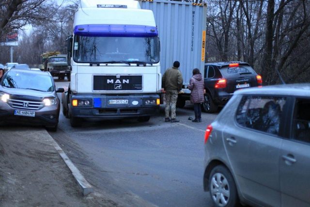 В Днепре на ходу «развалилась» фура