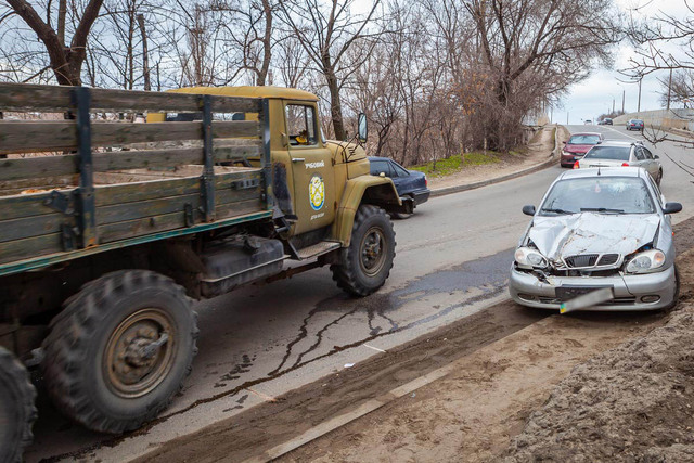 В Днепре на Щепкина лоб в лоб столкнулись Daewoo и учебный ЗИЛ