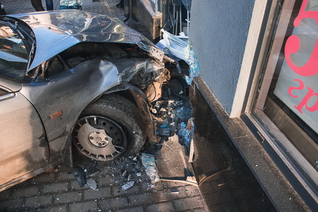 В Днепре Honda влетела в витрину магазина