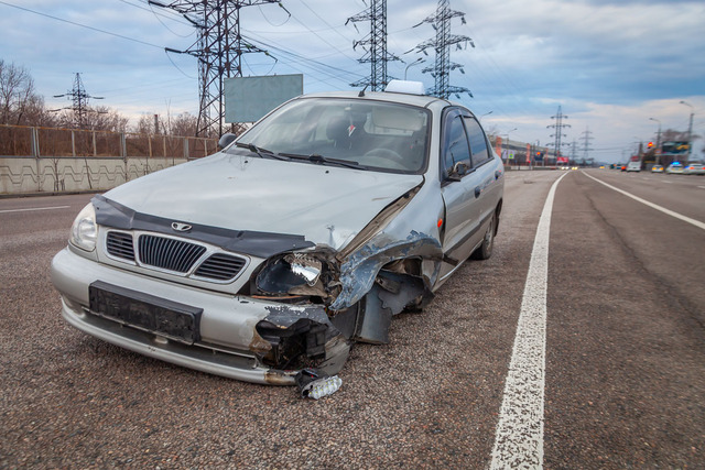 В Днепре на Набережной Заводской столкнулись два Daewoo: пострадала девушка