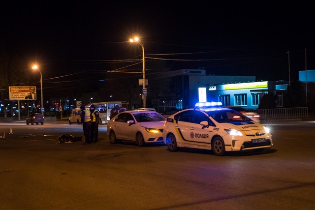 В Днепре на Запорожском шоссе автомобиль Seat насмерть сбил женщину