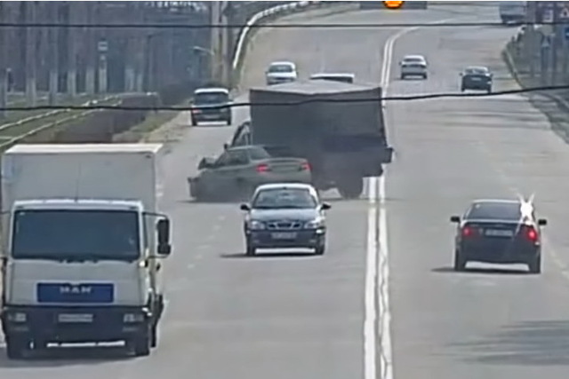 На проспект Юбилейном в Каменском грузовая «ГАЗель» протаранила Daewoo Nexia