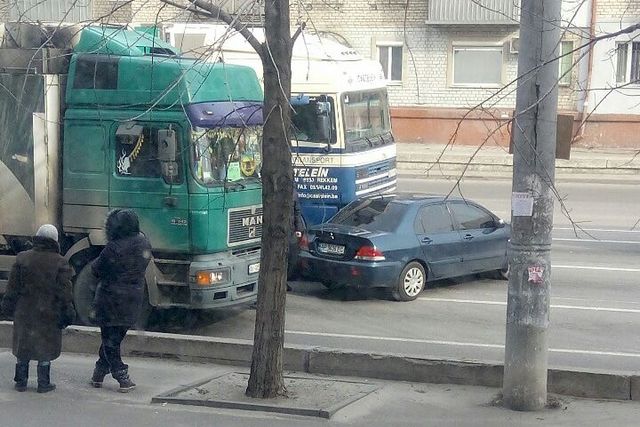 ДТП на Слобожанском проспекте: фура врезалась в легковой автомобиль