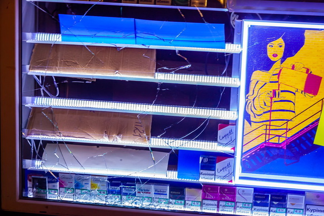 В Днепре на Тополе неизвестные хотели купить пива и разбили витрину киоска