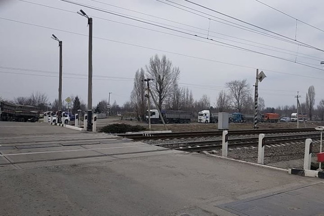 В Каменском без предупреждения перекрыли два переезда