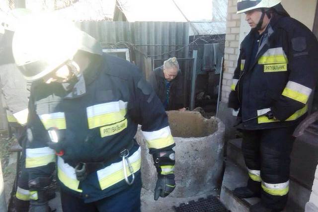 В Днепре спасатели оказали помощь мужчине, который упал в колодец
