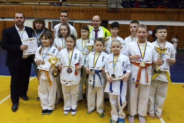 Каратисты из Каменского заняли 14 призовых мест на чемпионате Украины