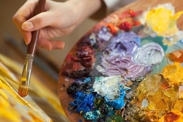 Картины за колючей проволокой: в Днепре открыли выставку работ об оккупации Крыма