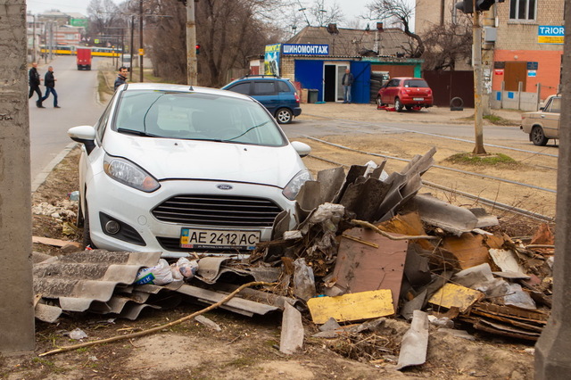 В Днепре на улице Владимира Антоновича Ford «влетел» в кучу мусора