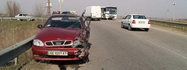 В Днепре автобус с пассажирами протаранил Daewoo: пострадал мужчина