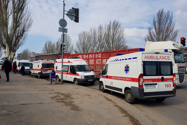 В Днепре на Донецком шоссе умерла женщина: ее пытались спасти прохожие и врачи